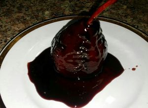 Una foto de Peras al vino tinto