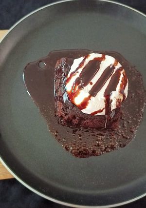 A picture of Sizzling Chocolate Brownie With Venila Ice cream.