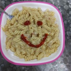 A picture of White sauce pasta.