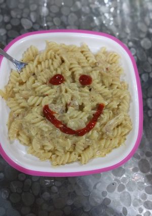 A picture of White sauce pasta.