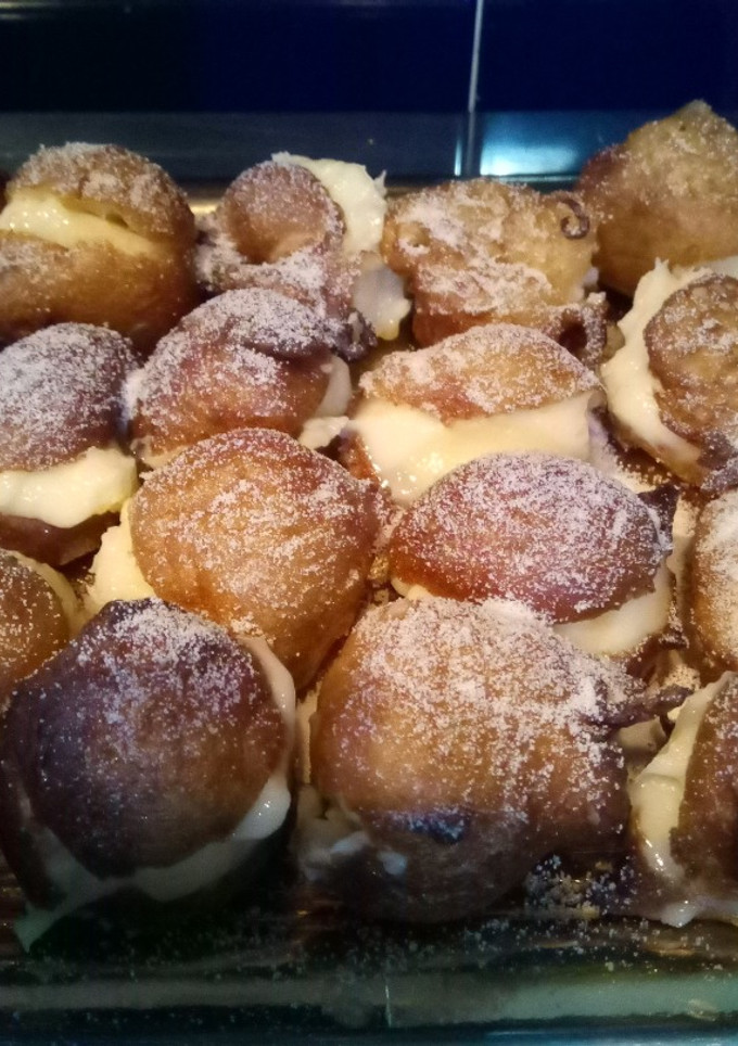 Una foto de Buñuelos rellenos de crema pastelera