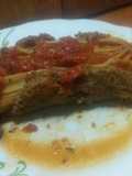 Espaguetis en canasta de hamburguesa casera y picante de tomate