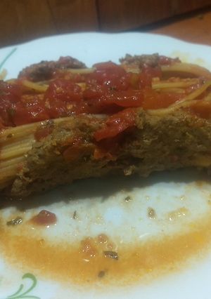 Una foto de Espaguetis en canasta de hamburguesa casera y picante de tomate
