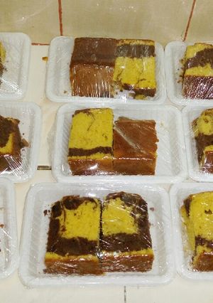 A picture of Chocolate vanilla marble cake.
