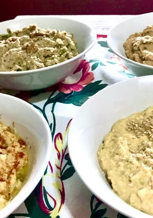 Una foto de Hummus (pasta de garbanzos) varios gustos