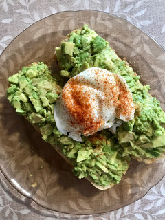 Una foto de Tostas de aguacate y huevo pochado (microondas)