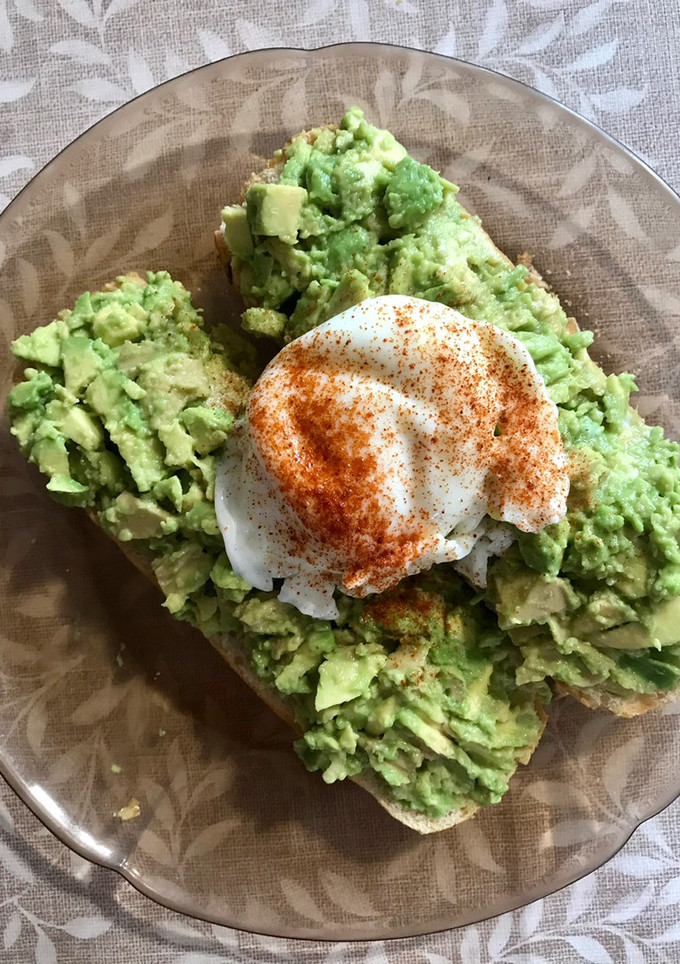 Una foto de Tostas de aguacate y huevo pochado (microondas)