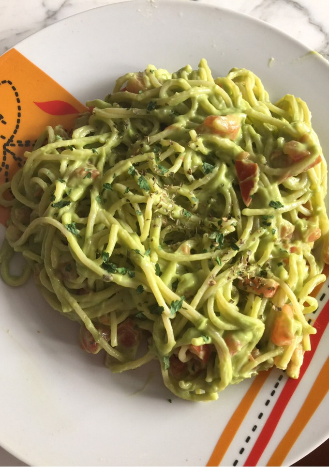 Una foto de Spaghetti con pesto de aguacate