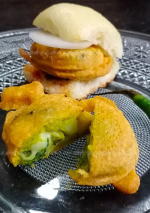 चीझ स्टफड् बटाटावडा (batata vada recipe in marathi) रेसिपी चे मुख्य फोटो 
