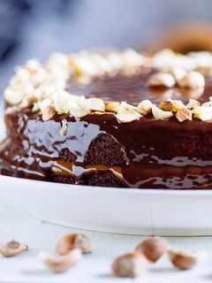 Una foto de Bizcocho de chocolate con avellanas relleno de dulce de leche