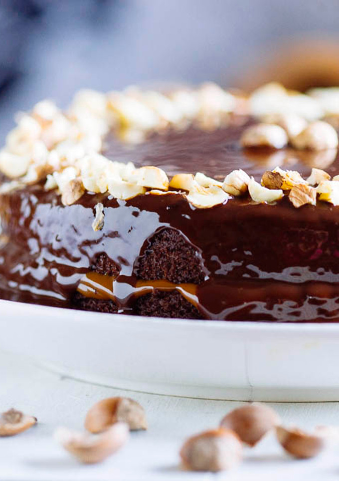 Una foto de Bizcocho de chocolate con avellanas relleno de dulce de leche