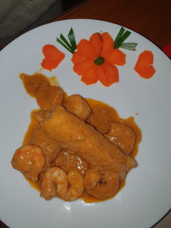 Una foto de Merluza en salsa con gambas