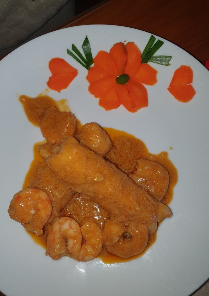 Una foto de Merluza en salsa con gambas