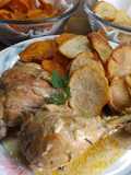 Pollo con crema de naranja con rodajas de patatas y batatas crujientes