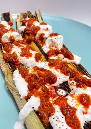 Una foto de Puerros asados con burrata y sobrasada