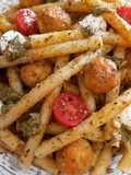 Zita al pesto con mini albóndigas de pollo