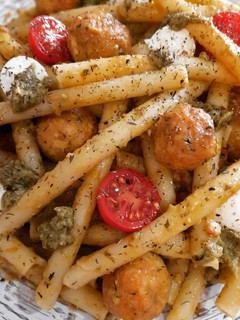 Una foto de Zita al pesto con mini albóndigas de pollo