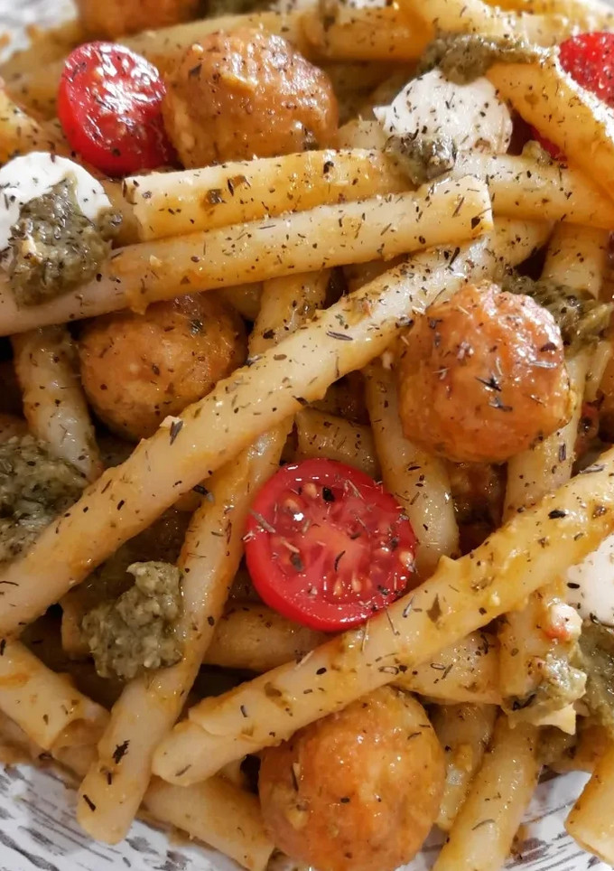 Una foto de Zita al pesto con mini albóndigas de pollo