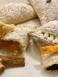 Biscotti mezzelune di mela-cannella e di cioccolato-arancia