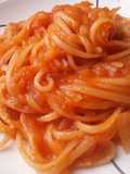 Espaguetis🍝 con tomate🍅🌰🍝