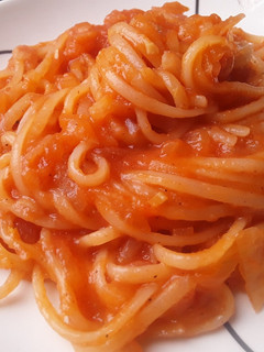 Una foto de Espaguetis🍝 con tomate🍅🌰🍝