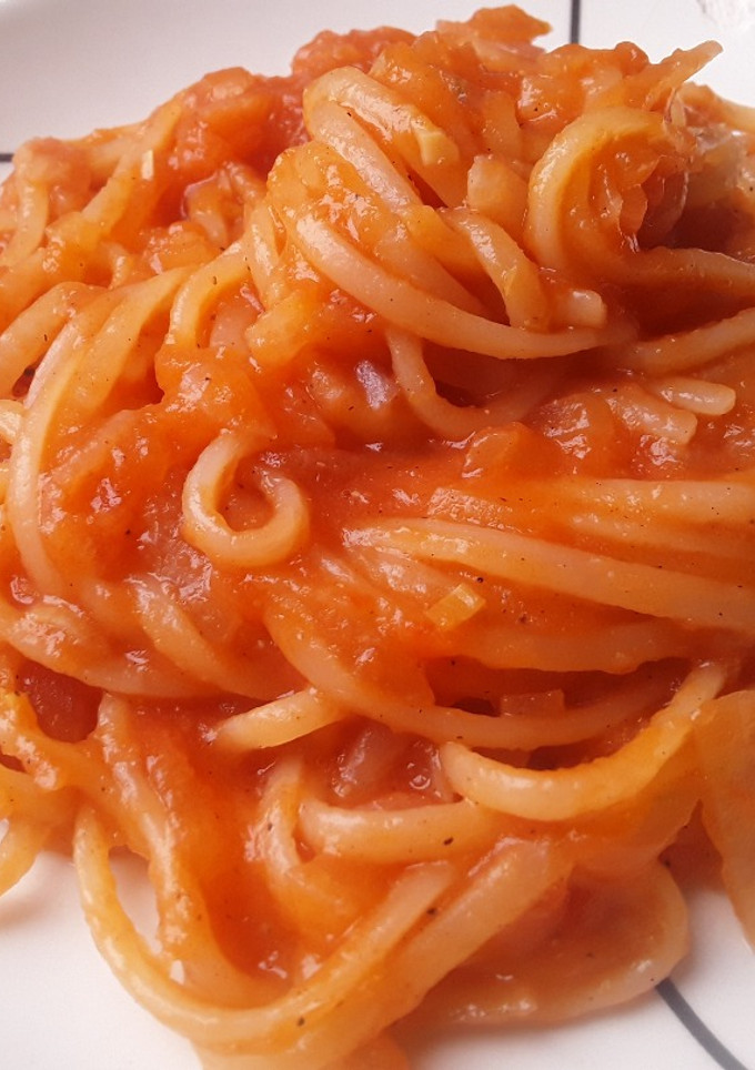 Una foto de Espaguetis🍝 con tomate🍅🌰🍝