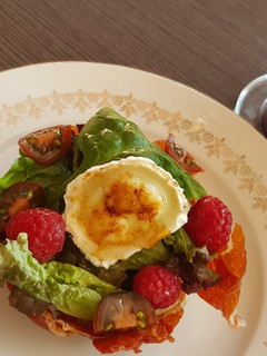 Una foto de Bol crujiente de jamón al microondas para llenarlo de tu ensalada favorita
