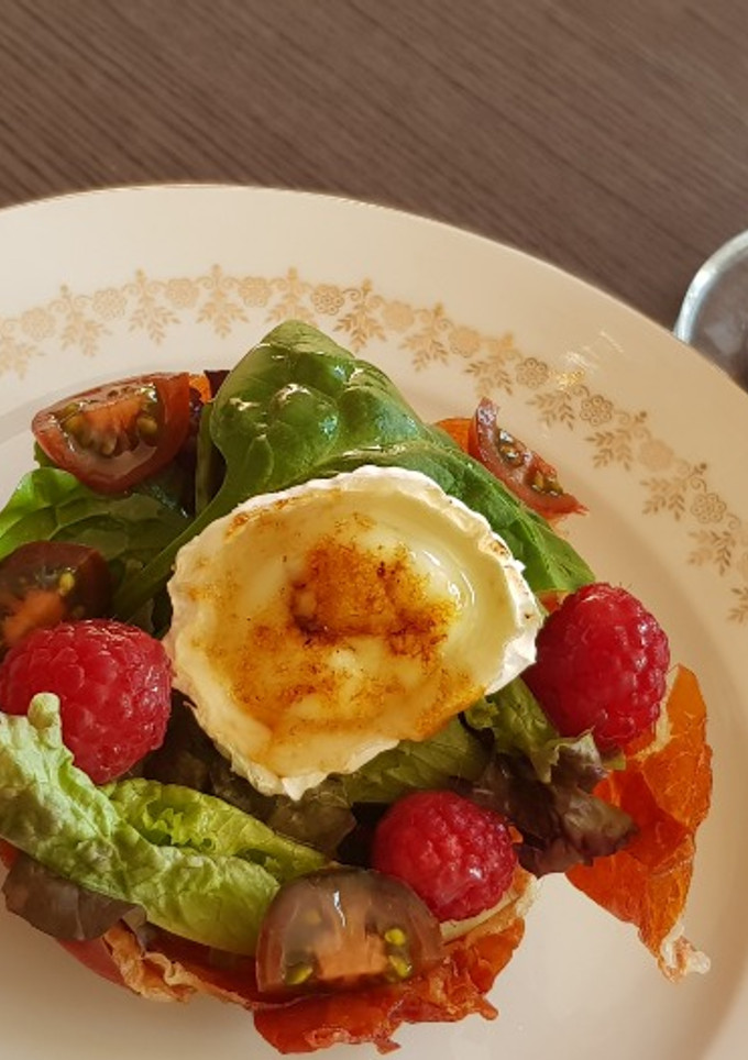 Una foto de Bol crujiente de jamón al microondas para llenarlo de tu ensalada favorita
