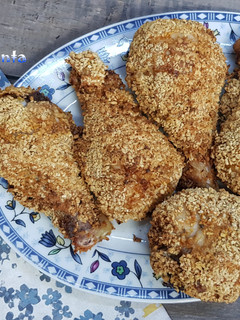 Una foto de Muslos de pollo crujientes por fuera y jugosos por dentro en freidora de aire