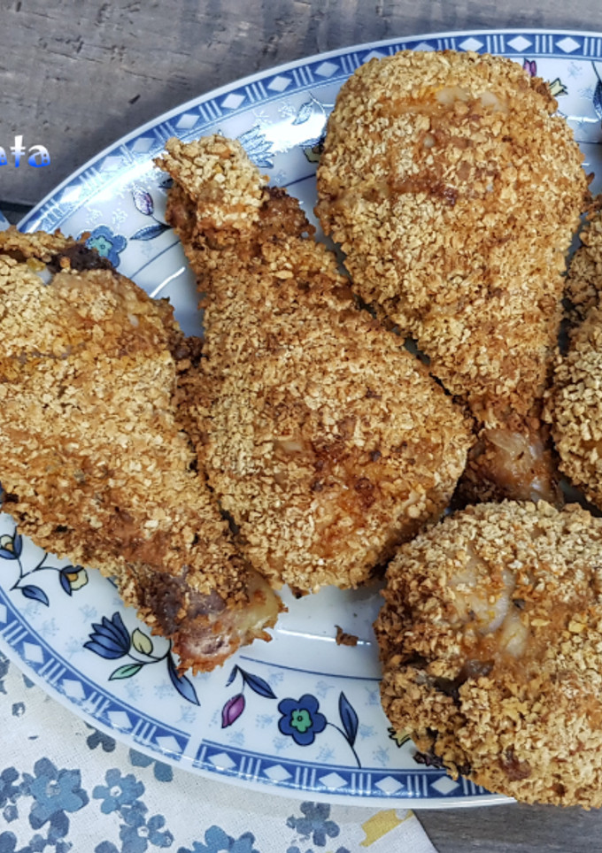 Una foto de Muslos de pollo crujientes por fuera y jugosos por dentro en freidora de aire