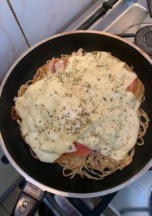 Una foto de Pizza de fideos😋