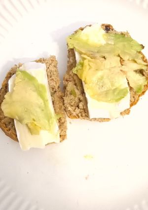 A picture of Aubergine, avocado 😋 and courgette buns served with brie. Airfryer.