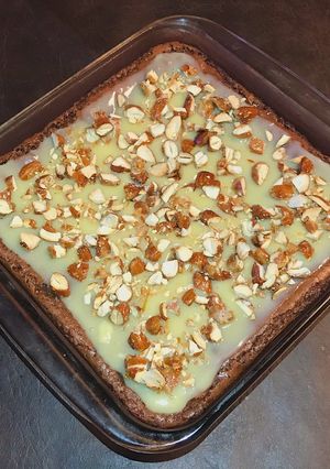 Una foto de Brownie con ganache de chocolate blanco y almendras