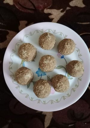લાડુ(laddu recipe in gujarati) રેસીપી મુખ્ય ફોટો