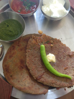 बाजरा आलू पराठा(bajra aalu paratha recipe in Hindi) रेसिपी मुख्य फोटो