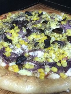 Una foto de Pizza 🍕 con bordes de queso 🧀