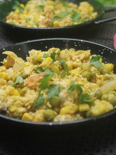 Una foto de Maíz con guisantes y huevos