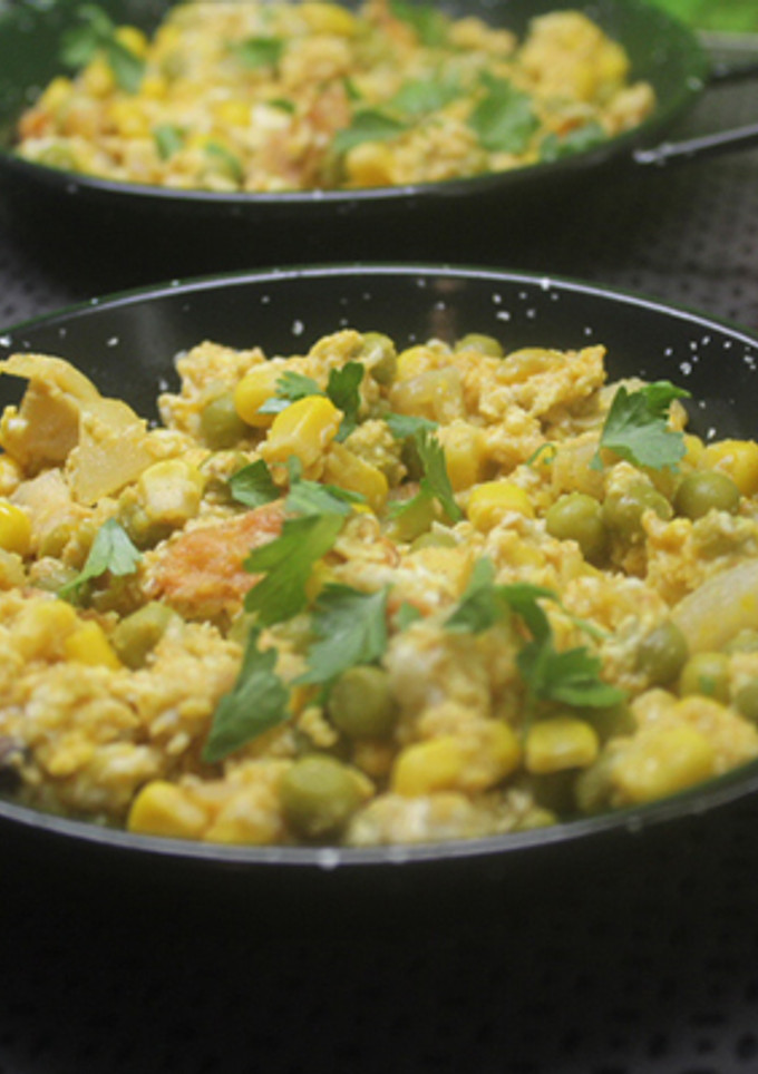 Una foto de Maíz con guisantes y huevos