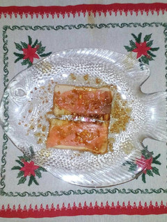 Una foto de Tostadas con salmón y crocanti