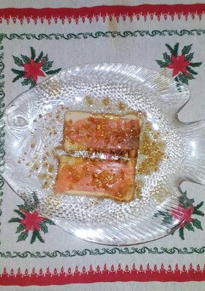 Una foto de Tostadas con salmón y crocanti