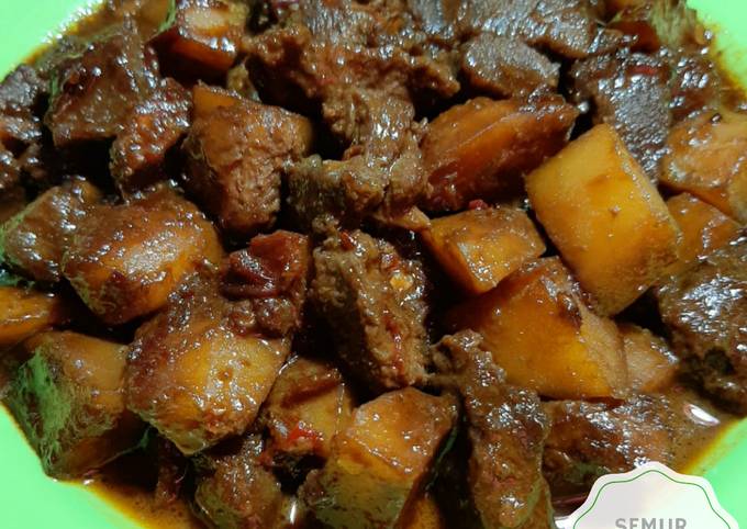 Semur Nyemek Daging dan Kentang Pedas