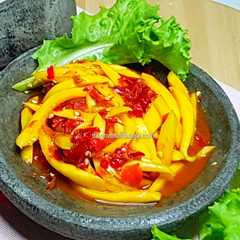 รูปของ Sambal Mangga Asam Manis Pedas 🥭🌶️ | Super Nikmat!