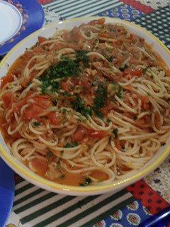 Foto di Spaghetti con tonno, pomodorini, capperi, peperoncino e olive
