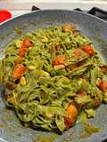 Tagliatelle al basilico condite con pesto gamberetti e pomodorini
