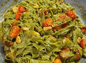 Foto di Tagliatelle al basilico condite con pesto gamberetti e pomodorini