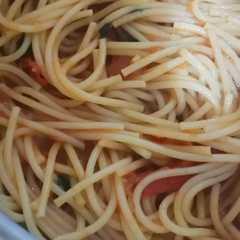 معكرونة مع صلصة حمراء 😋-レシピのメイン写真