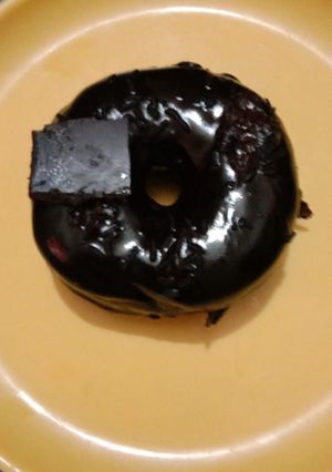 A picture of Chocolate dounuts.