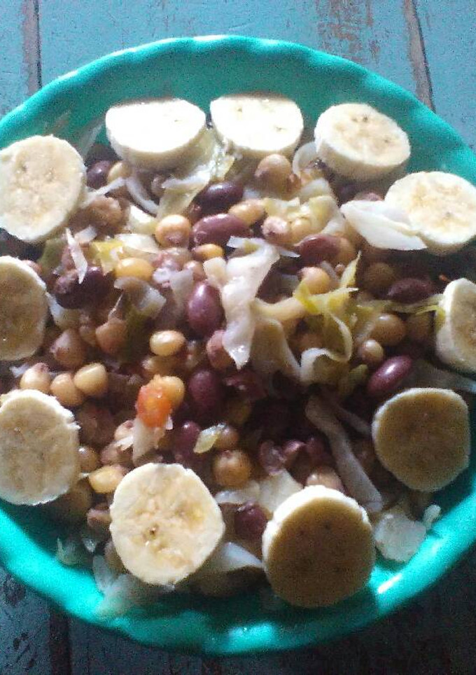 A picture of Githeri with bananas.