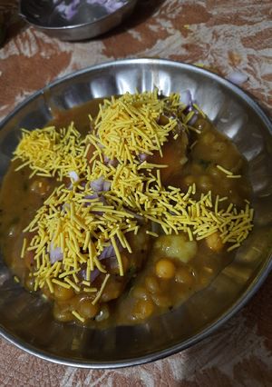 A picture of Ragda patties.