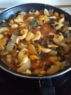 Una foto de Acelgas adobadas con patatas cocidas, huevos cocidos y pan frito
